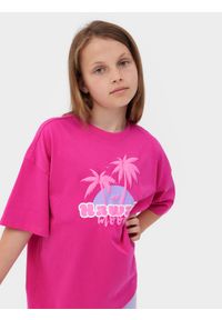 4F JUNIOR - T-shirt z nadrukiem dziewczęcy - różowy. Okazja: na co dzień. Kolor: różowy. Materiał: bawełna, dzianina, jersey. Długość rękawa: krótki rękaw. Długość: krótkie. Wzór: nadruk. Styl: casual, klasyczny, sportowy