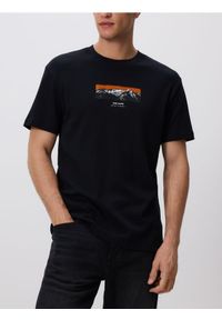 Reserved - T-shirt comfort z nadrukiem - czarny. Kolor: czarny. Materiał: bawełna, dzianina. Wzór: nadruk #1