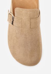 Born2be - Ciemnobeżowe Klapki z Ozdobnym Paskiem i Klamrą Calevelis. Nosek buta: okrągły. Kolor: beżowy. Materiał: jeans. Obcas: na obcasie. Styl: klasyczny, elegancki. Wysokość obcasa: średni #5