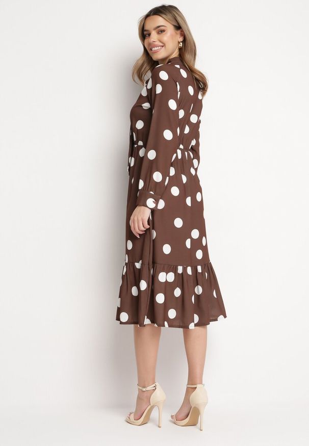 Born2be - Brązowa Rozkloszowana Sukienka Midi z Wiązaniem przy Dekolcie w Kropki Velvina. Kolor: brązowy. Wzór: kropki. Styl: retro. Długość: midi
