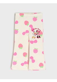 Sinsay - Bawełniane spodnie flare z nadrukiem Minnie Mouse - kremowy. Kolor: kremowy. Materiał: bawełna. Wzór: nadruk, motyw z bajki #1