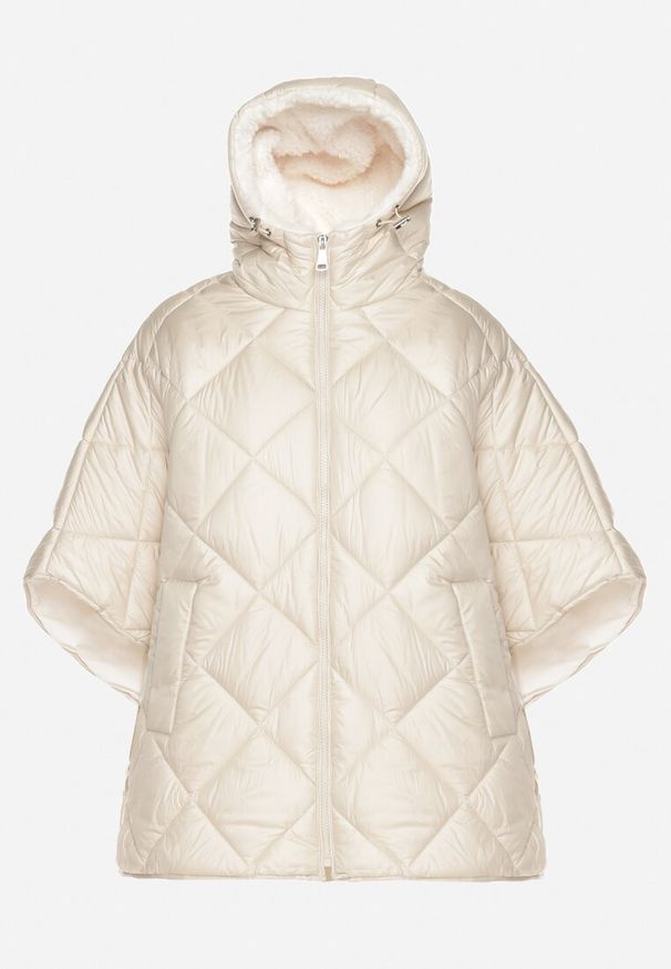 Born2be - Jasnobeżowa Pikowana Kurtka w Stylu Ponczo z Kieszeniami i Kapturem z Futerkiem Edarria. Okazja: na co dzień. Kolor: beżowy. Materiał: futro. Styl: elegancki, casual