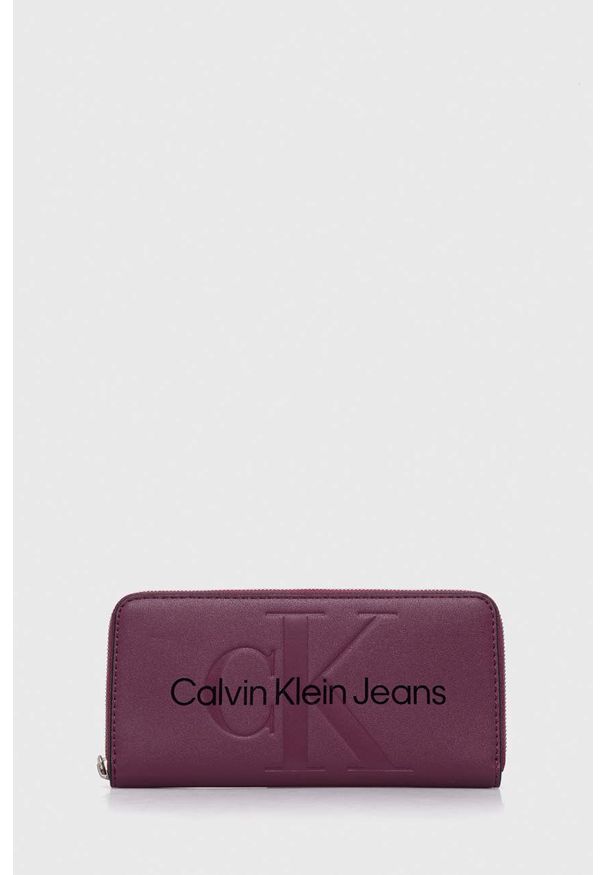 Calvin Klein Jeans portfel damski kolor fioletowy. Kolor: fioletowy