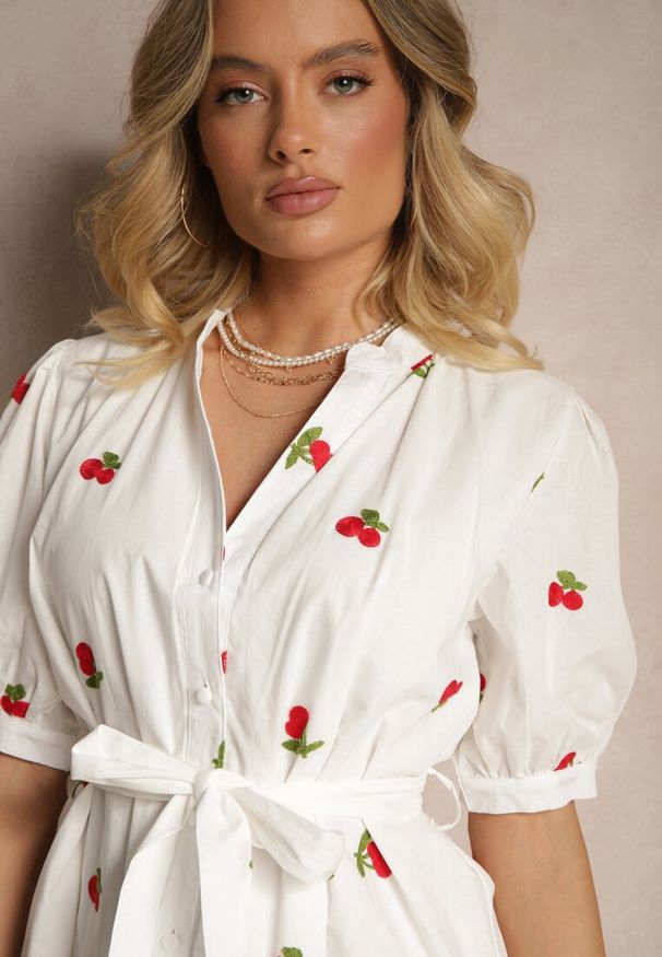 Renee - Biała Sukienka z Bawełny o Koszulowym Kroju z Haftem z Wisienkami Delandris. Okazja: na co dzień. Typ kołnierza: dekolt w serek. Kolor: biały. Materiał: bawełna. Długość rękawa: krótki rękaw. Wzór: haft. Typ sukienki: koszulowe. Styl: elegancki, casual