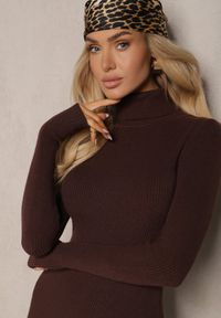 Renee - Brązowa Prążkowana Sukienka o Dopasowanym Kroju z Golfem Linarielle. Okazja: na co dzień, na spotkanie biznesowe. Typ kołnierza: golf. Kolor: brązowy. Materiał: prążkowany. Długość rękawa: długi rękaw. Typ sukienki: dopasowane. Styl: biznesowy, casual
