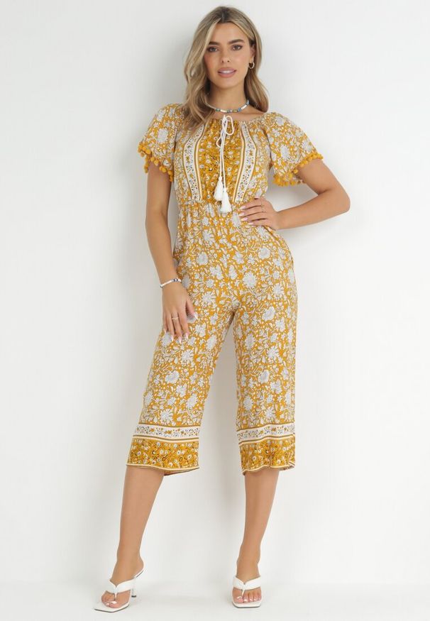 Born2be - Żółty Kombinezon Hesonia. Kolor: żółty. Długość rękawa: krótki rękaw. Długość: krótkie. Wzór: kwiaty, ażurowy, aplikacja. Styl: boho, wakacyjny