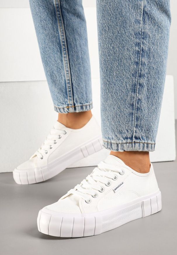 Renee - Białe Trampki na Tłoczonej Platformie Maivoria. Okazja: na co dzień. Kolor: biały. Materiał: jeans. Obcas: na platformie. Styl: casual