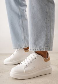 Born2be - Biało-Beżowe Sneakersy na Grubej Podeszwie Hypnotic. Okazja: na co dzień, na spacer. Zapięcie: sznurówki. Kolor: biały. Materiał: jeans, dresówka. Sport: turystyka piesza #1