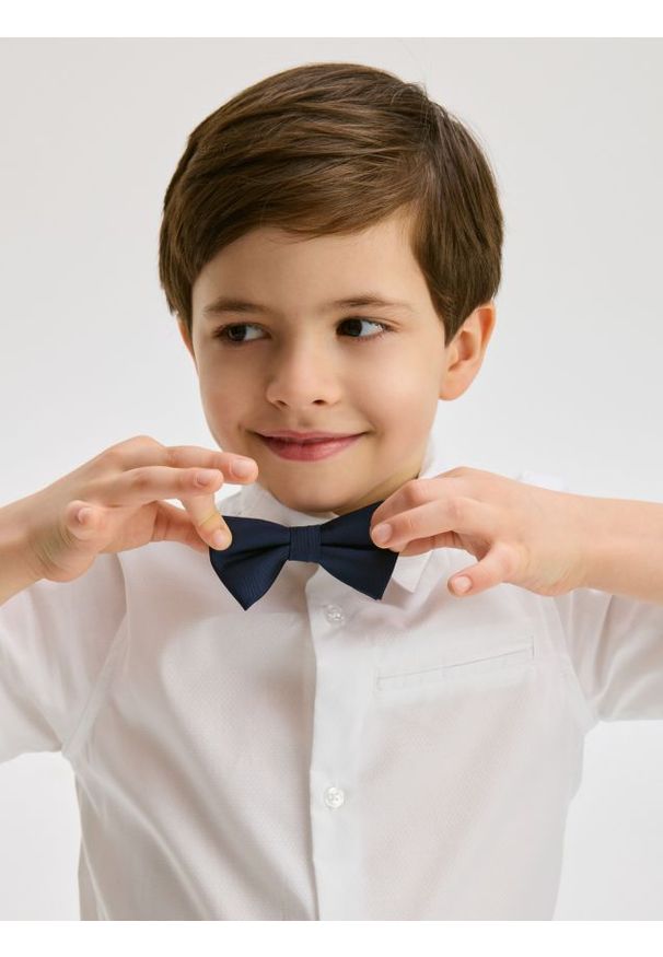 Reserved - Elegancka koszula z muchą - biały. Kolor: biały. Materiał: tkanina, bawełna. Styl: elegancki