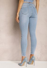 Renee - Jasnoniebieskie Skinny Jeansy z Bawełny Ozdobione Przetarciami Arcidna. Okazja: na co dzień. Kolor: niebieski. Wzór: aplikacja. Styl: casual, elegancki #4