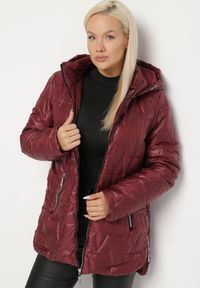 Born2be - Czerwona Pikowana Kurtka z Kapturem w Klasycznym Stylu Mallissa. Okazja: na spacer. Typ kołnierza: kaptur. Kolekcja: plus size. Kolor: czerwony. Materiał: jeans. Wzór: aplikacja. Styl: klasyczny #4