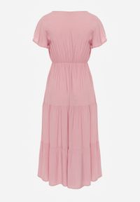 Renee - Różowa Sukienka z Wiskozy o Rozkloszowanym Kroju z Falbanami Jonmy. Okazja: na co dzień. Typ kołnierza: dekolt w serek. Kolor: różowy. Materiał: wiskoza. Długość rękawa: krótki rękaw. Wzór: aplikacja. Sezon: lato. Styl: casual, elegancki #4