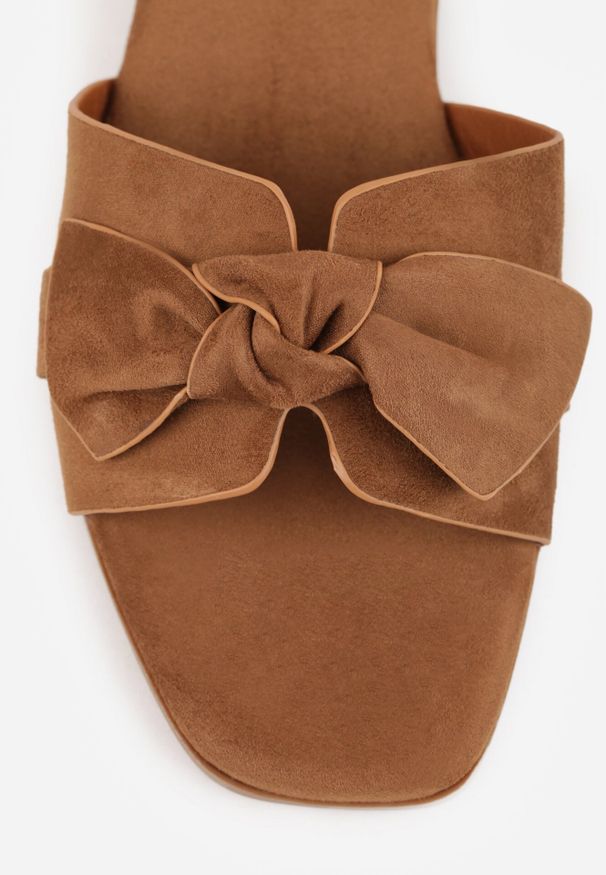 Born2be - Jasnobrązowe Klapki VICES z Imitacji Zamszu z Kokardą na Niskim Obcasie Imperiale. Okazja: na co dzień, do pracy, na spotkanie biznesowe. Kolor: brązowy. Materiał: zamsz. Wzór: gładki, haft. Obcas: na obcasie. Styl: casual, biznesowy, elegancki. Wysokość obcasa: niski