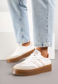 Born2be - Biało-Beżowe Sneakersy w Stylu Tenisówek z Paskami Nilomira. Okazja: na co dzień. Zapięcie: pasek. Kolor: biały. Materiał: jeans