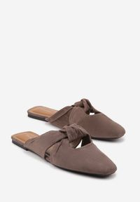 Born2be - Brązowe Klapki Mule Vices Zdobione Supłem Lavisse. Okazja: na co dzień, na spotkanie biznesowe, do pracy. Kolor: brązowy. Materiał: jeans. Wzór: aplikacja. Obcas: na płaskiej podeszwie. Styl: biznesowy, klasyczny, elegancki, casual #5