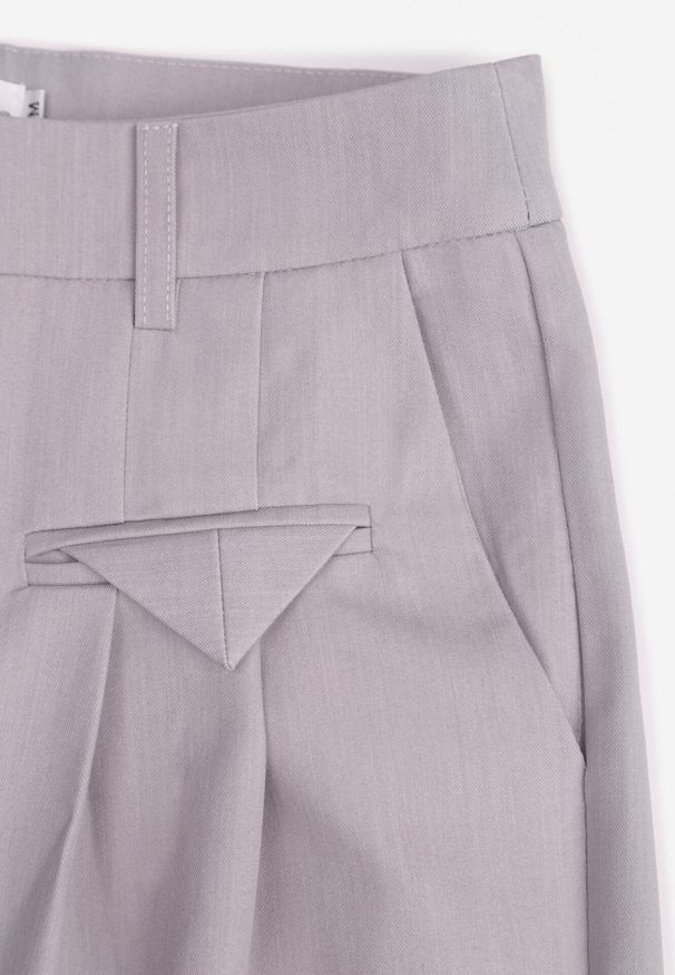 Born2be - Szare Eleganckie Spodnie w Garniturowym Stylu z Zakładkami Illthai. Kolor: szary. Styl: elegancki
