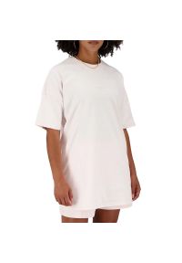Koszulka New Balance WT23556WAN - różowa. Kolor: różowy. Materiał: bawełna. Długość rękawa: krótki rękaw. Długość: krótkie
