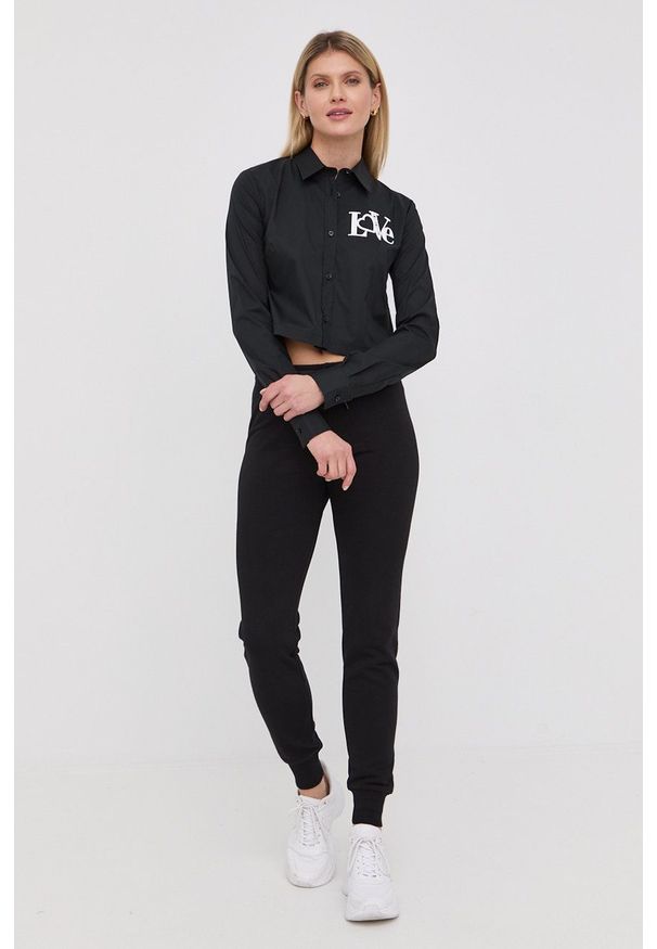Love Moschino koszula damska kolor czarny regular z kołnierzykiem klasycznym. Okazja: na co dzień. Typ kołnierza: kołnierzyk klasyczny. Kolor: czarny. Wzór: aplikacja. Styl: klasyczny