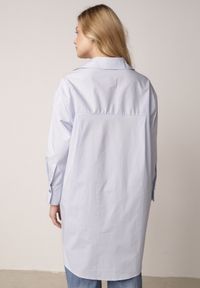 Born2be - Niebieska Bawełniana Koszula Oversize z Biżuteryjnymi Guzikami Adrearina. Okazja: na co dzień, do pracy, na spotkanie biznesowe. Kolor: niebieski. Materiał: bawełna. Styl: klasyczny, casual, biznesowy, elegancki #7