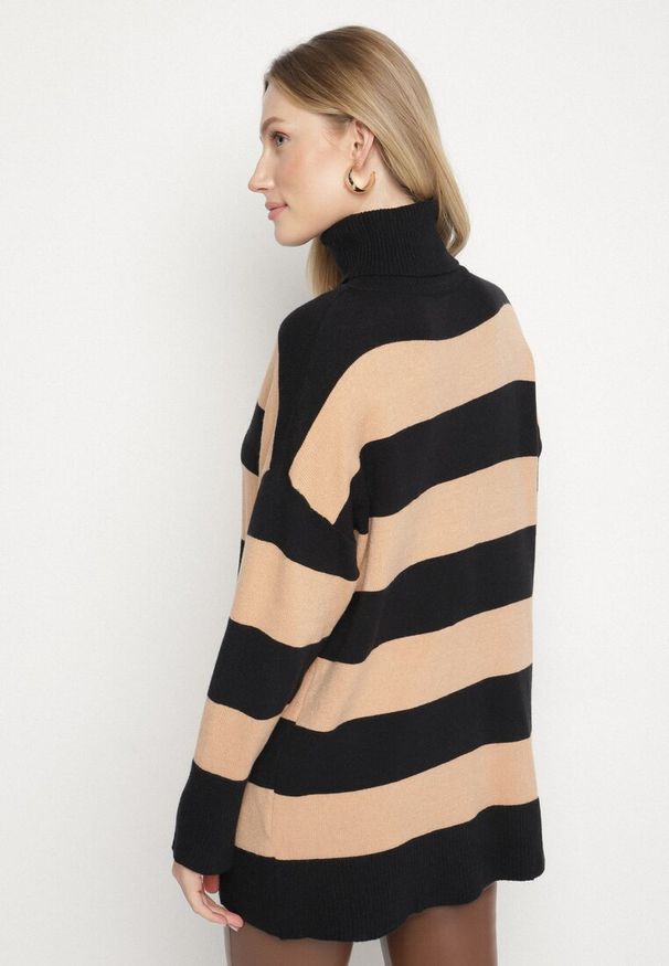 Born2be - Czarny Golf w Paski o Dłuższym Kroju Ralinia. Okazja: na co dzień. Typ kołnierza: golf. Kolor: czarny. Materiał: jeans. Długość: długie. Wzór: paski. Styl: casual, elegancki, sportowy