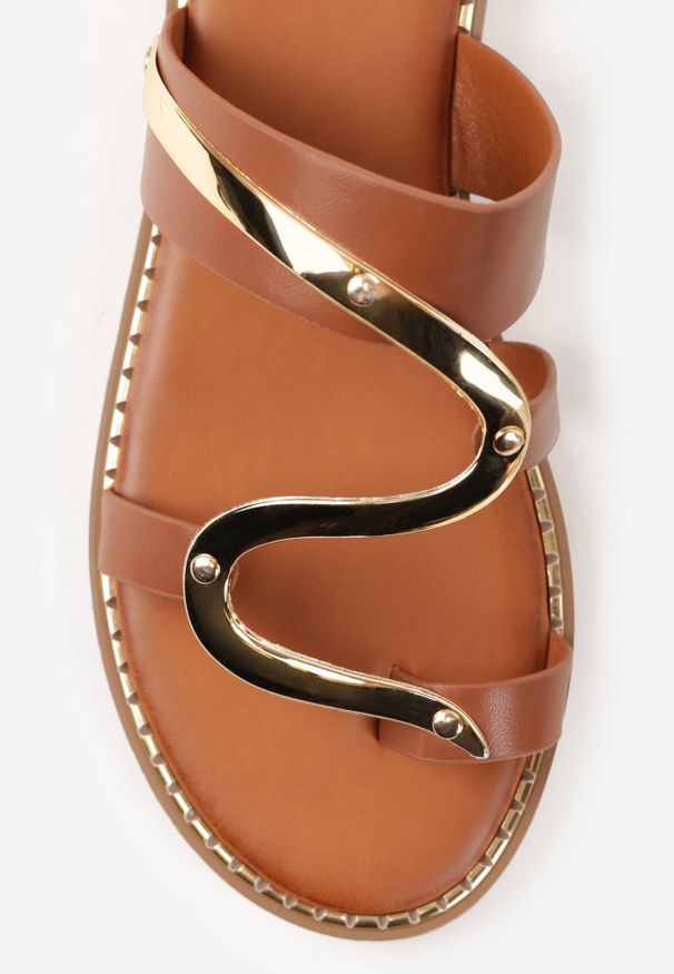 Renee - Jasnobrązowe Klapki Japonki z Paskiem na Palec Zdobione Metaliczną Aplikacją Trisgeiros. Okazja: na co dzień. Kolor: brązowy. Wzór: aplikacja. Sezon: lato. Styl: casual