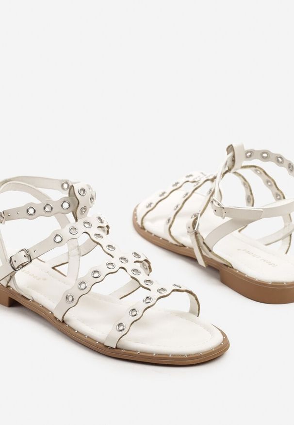 Born2be - Białe Sandały w Stylu Gladiatorek z Nitami Divonne. Okazja: na co dzień, na spacer. Kolor: biały. Styl: casual, elegancki