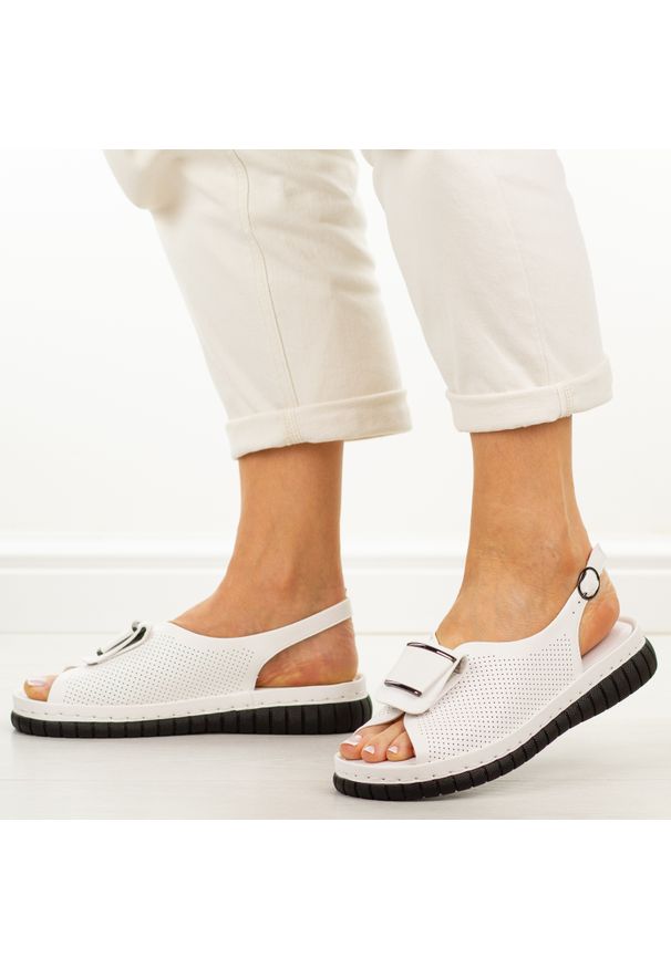 Białe skórzane sandały damskie T.Sokolski 475. Okazja: na co dzień. Kolor: biały. Materiał: skóra. Wzór: aplikacja. Sezon: wiosna, lato. Styl: casual, elegancki