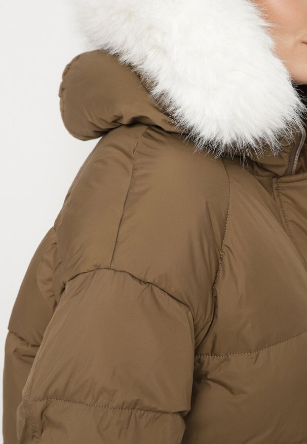 Born2be - Brązowa Kurtka Pikowana z Odpinanym Futerkiem Nomizia. Okazja: na co dzień, na spacer. Kolor: brązowy. Materiał: futro. Sezon: zima. Styl: casual, elegancki