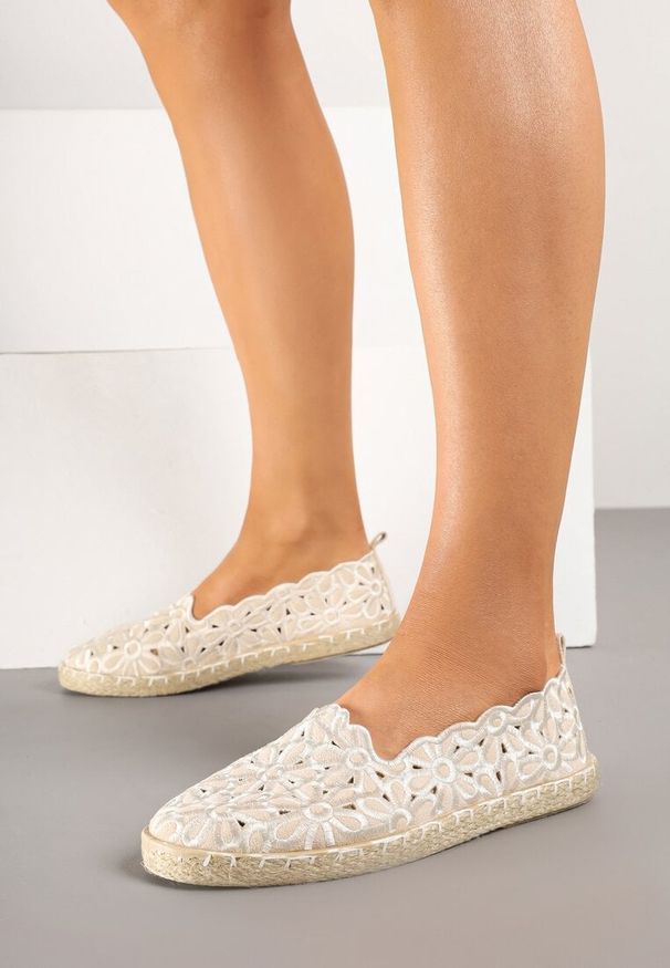 Born2be - Beżowe Ażurowe Espadryle Vices w Kwiatowy Wzór z Plecionki Donavia. Okazja: na co dzień, na spacer. Kolor: beżowy. Wzór: ażurowy, kwiaty. Sezon: lato, wiosna. Obcas: na obcasie. Styl: elegancki, casual. Wysokość obcasa: niski