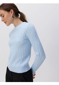 Reserved - Sweter z ozdobnym splotem - jasnoniebieski. Kolor: niebieski. Materiał: wiskoza, dzianina. Wzór: ze splotem