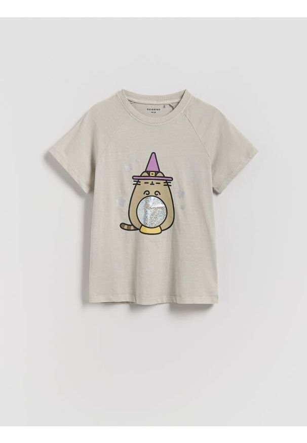 Reserved - T-shirt z nadrukiem Pusheen - jasnoszary. Kolor: szary. Materiał: bawełna. Wzór: nadruk