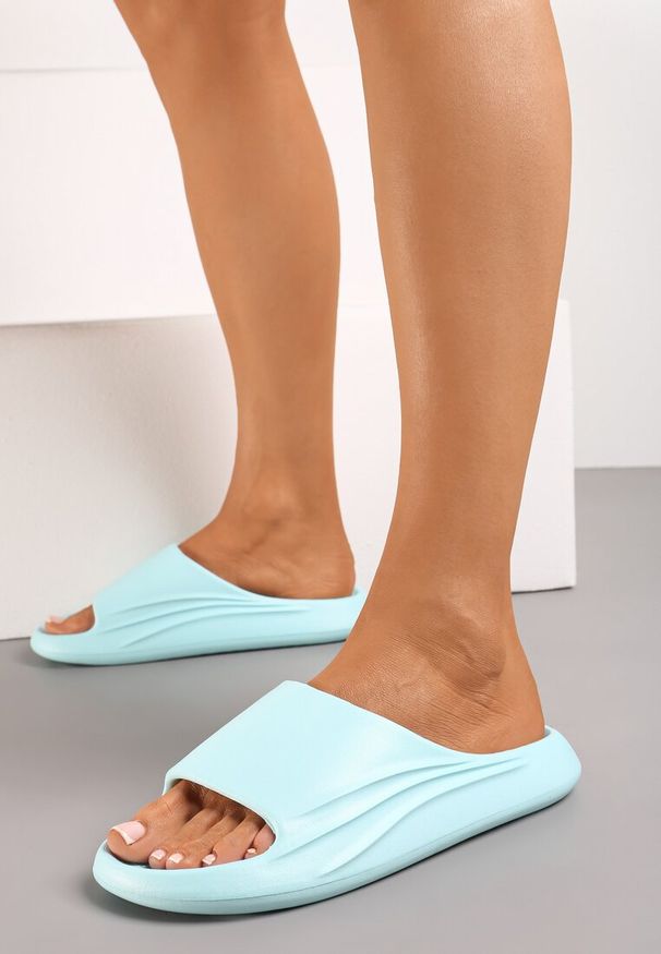 Renee - Niebieskie Basenowe Klapki z Piankowego Materiału Silk. Okazja: na plażę. Kolor: niebieski. Materiał: materiał