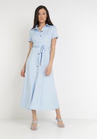 Born2be - Jasnoniebieska Sukienka o Koszulowym Fasonie Wiązana w Talii Ophieithe. Okazja: na co dzień. Kolor: niebieski. Materiał: materiał, dzianina. Długość rękawa: krótki rękaw. Typ sukienki: koszulowe. Styl: casual. Długość: midi #1