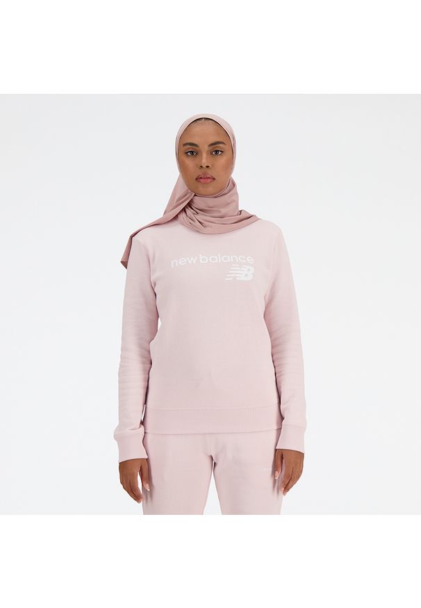 Bluza damska New Balance WT03811SOI – różowa. Typ kołnierza: bez kaptura. Kolor: różowy. Materiał: bawełna, dresówka, poliester, prążkowany. Wzór: napisy