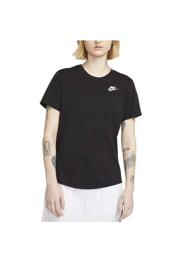 Koszulka Nike Sportswear Club Essentials DX7902-010 - czarna. Kolor: czarny. Materiał: poliester, materiał, bawełna. Długość rękawa: krótki rękaw. Długość: krótkie