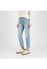 Sneakersy damskie Mustang, cholewka ze skóry ekologicznej perforowane panele boczny zamek sznurowanie elastyczna podeszwa zapewniająca komfort codzie. Okazja: na spacer, na co dzień. Zapięcie: sznurówki. Kolor: biały. Materiał: skóra ekologiczna. Szerokość cholewki: normalna. Sport: turystyka piesza #4