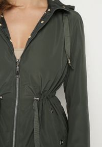Born2be - Ciemnozielona Kurtka Parka Dwustronna ze Ściągaczem w Talii i Kapturem Tillisaya. Okazja: na co dzień. Kolor: zielony. Materiał: jeans. Sezon: jesień, wiosna. Styl: elegancki, casual #7