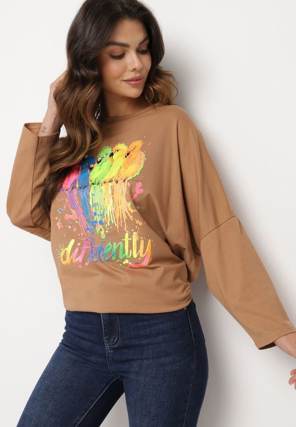 Born2be - Brązowa Bluzka Oversize z Bawełny z Kolorowym Nadrukiem i Brokatem Tailine. Okazja: na co dzień. Kolor: brązowy. Materiał: bawełna. Wzór: nadruk, kolorowy. Styl: glamour, casual