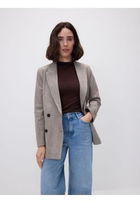 Reserved - Dwurzędowa marynarka w jodełkę - brązowy. Kolor: brązowy. Materiał: dzianina. Wzór: jodełka #1