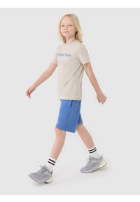 4f - 4F T-shirt z nadrukiem chłopięcy - beżowy 122 (6-7 lat). Okazja: na co dzień. Kolor: beżowy. Materiał: bawełna, jersey, dzianina. Długość rękawa: krótki rękaw. Długość: krótkie. Wzór: nadruk. Sezon: lato. Styl: klasyczny, sportowy, casual