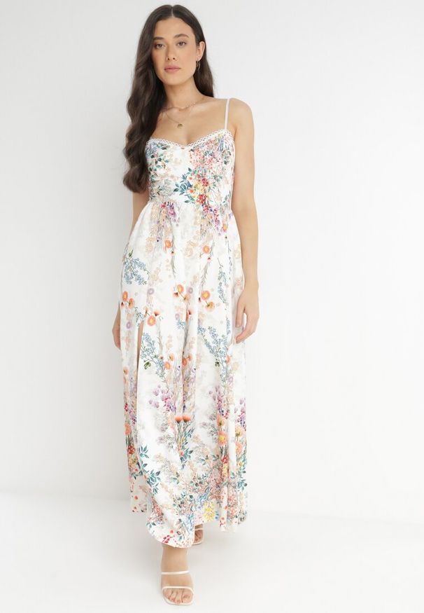 Born2be - Biała Sukienka Megeusa. Kolor: biały. Długość rękawa: na ramiączkach. Wzór: kwiaty, nadruk. Typ sukienki: dopasowane. Długość: maxi