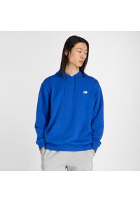 Bluza męska New Balance MT41508BUM – niebieska. Kolor: niebieski. Materiał: dresówka, bawełna, tkanina, poliester. Wzór: aplikacja