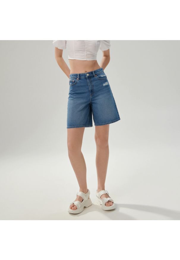 Sinsay - Szorty jeansowe - Niebieski. Kolor: niebieski. Materiał: jeans
