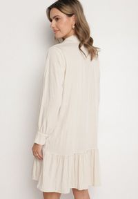 Born2be - Jasnobeżowa Sukienka z Wiskozą o Koszulowym Kroju z Falbanką Penzedi. Okazja: na co dzień. Typ kołnierza: kołnierzyk klasyczny. Kolor: beżowy. Materiał: wiskoza. Długość rękawa: długi rękaw. Typ sukienki: koszulowe. Styl: elegancki, casual, klasyczny #7