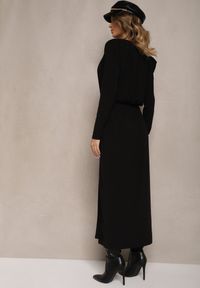 Renee - Czarna Elegancka Sukienka z Wiskozy z Gumką w Talii Zdobiona Eleganckim Rozcięciem Kistaria. Okazja: na co dzień, na spotkanie biznesowe. Kolor: czarny. Materiał: wiskoza. Długość rękawa: długi rękaw. Wzór: aplikacja. Styl: elegancki