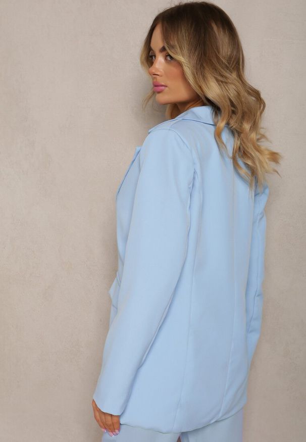 Renee - Jasnoniebieska Jednorzędowa Marynarka Ozdobiona Klapami Presli. Kolor: niebieski. Materiał: tkanina. Wzór: aplikacja. Styl: klasyczny