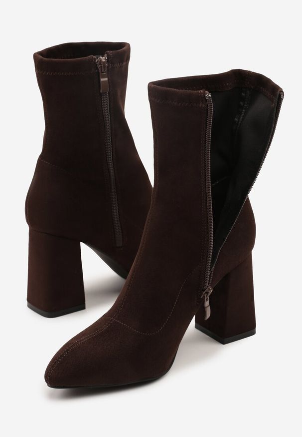 Renee - Ciemnobrązowe Botki Vices z Imitacji Zamszu na Słupkowym Obcasie z Przylegającą Cholewką Morenne. Okazja: na co dzień. Nosek buta: szpiczasty. Kolor: brązowy. Materiał: zamsz. Szerokość cholewki: normalna. Obcas: na obcasie. Styl: casual. Wysokość obcasa: średni