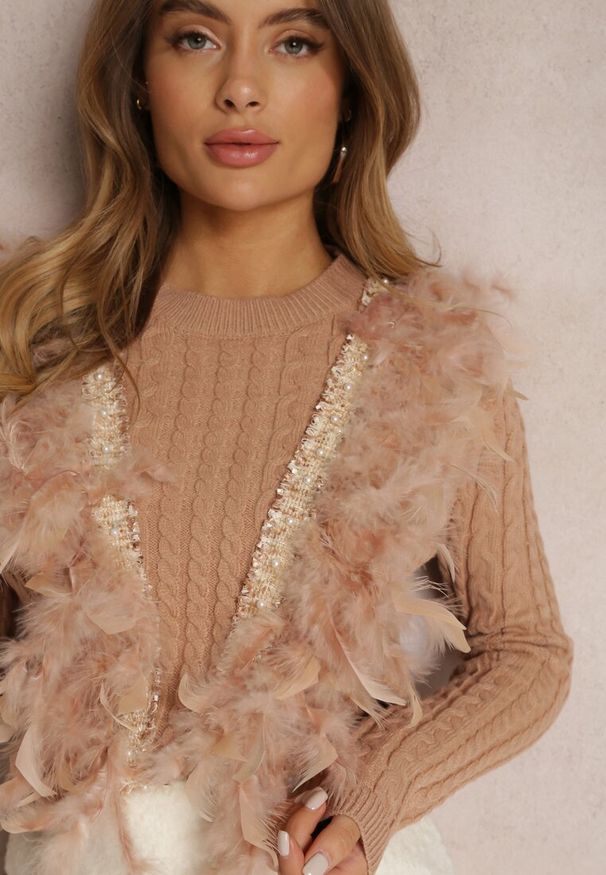 Renee - Beżowy Sweter z Piórami Deti. Okazja: na co dzień. Kolor: beżowy. Materiał: jeans. Długość rękawa: długi rękaw. Długość: długie. Wzór: aplikacja. Styl: elegancki, casual