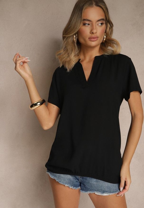 Renee - Czarna Bluzka z Wiskozy z Dekoltem w Serek Savelae. Okazja: na co dzień. Typ kołnierza: dekolt w serek. Kolor: czarny. Materiał: wiskoza. Styl: casual, klasyczny