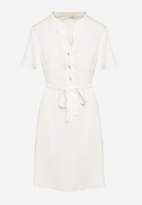 Born2be - Biała Sukienka Trapezowa z Koszulową Górą i Materiałowym Paskiem w Talii Vikiiona. Okazja: na spotkanie biznesowe. Typ kołnierza: dekolt w kształcie V. Kolor: biały. Materiał: materiał. Długość rękawa: krótki rękaw. Typ sukienki: koszulowe, trapezowe. Styl: biznesowy #4